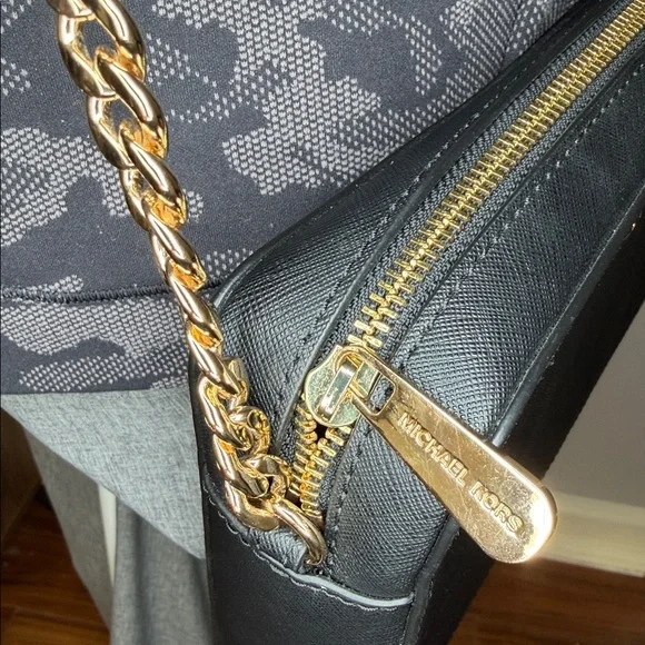 Michael Kors’s NWOT luxury leather black Crossbody bag w/gold hardware, - Picture 5 of 11